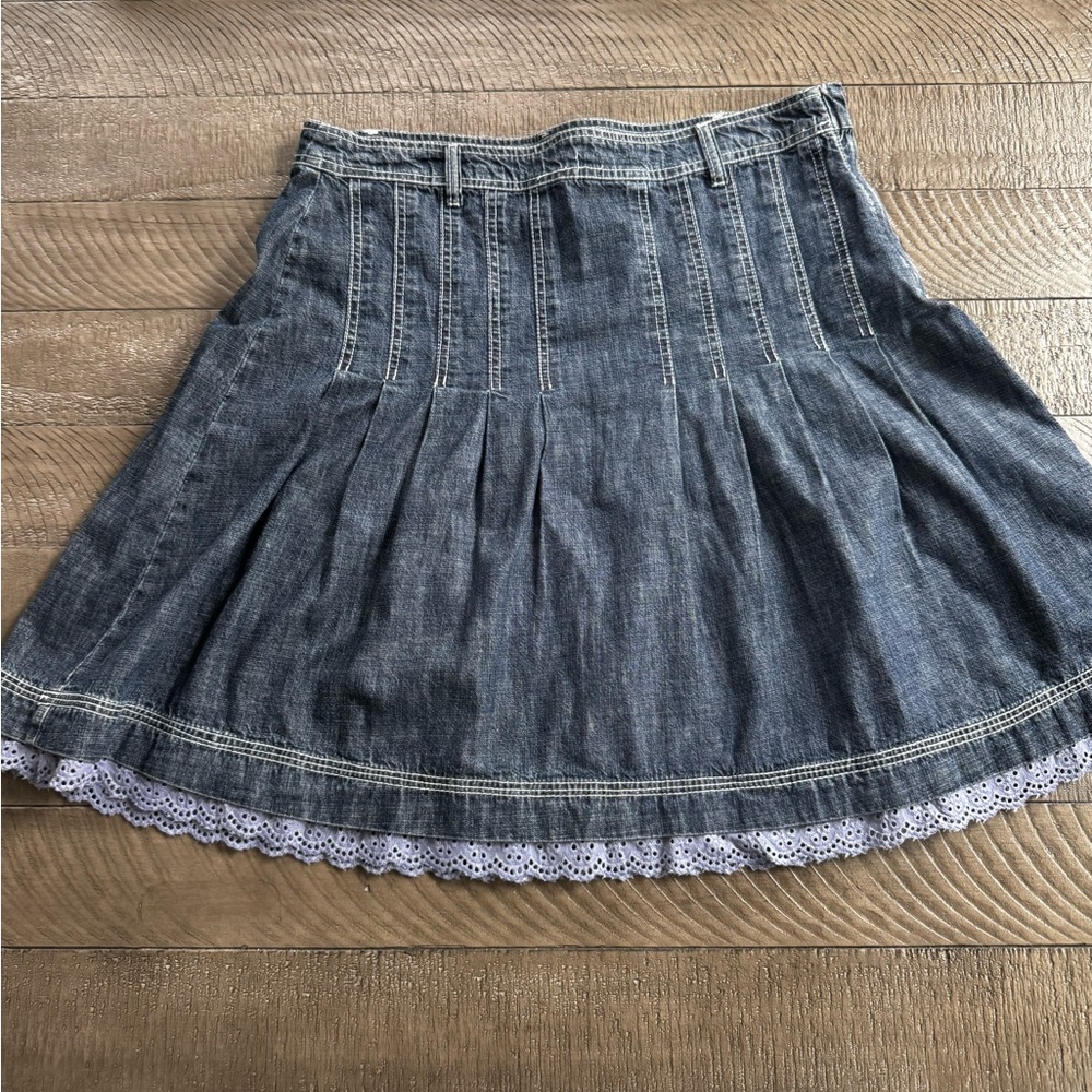 Chic Pleated Denim Skirt with Lace Hem and Back Pockets